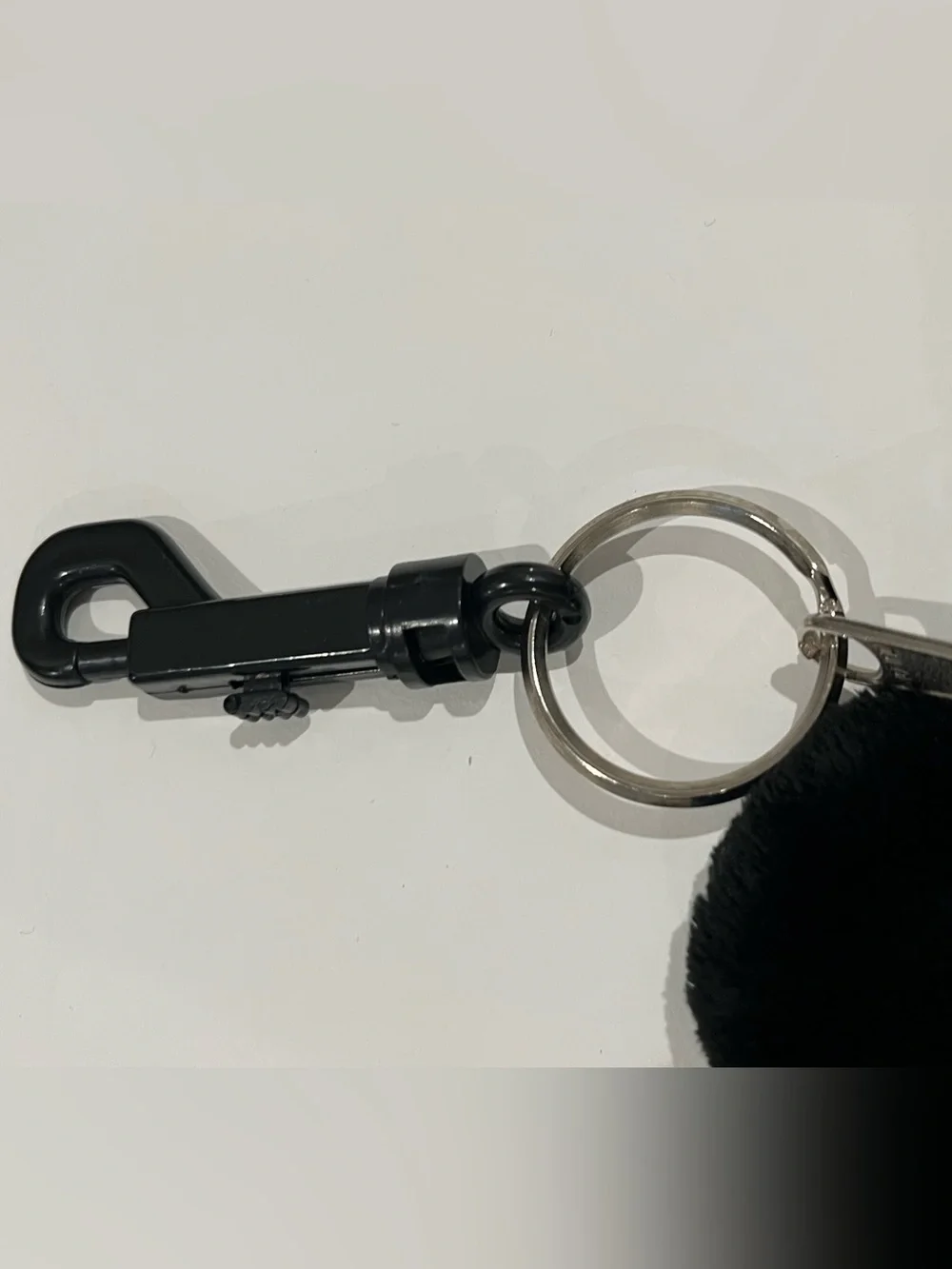 Has a key  Holder And Valet With Zipper In Top
